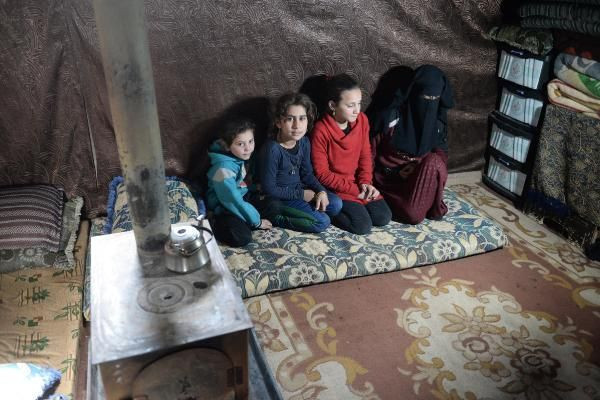 İdlib'te Esed bombalarından kaçan ailenin 7 aylık bebeği donarak öldü - Resim: 1