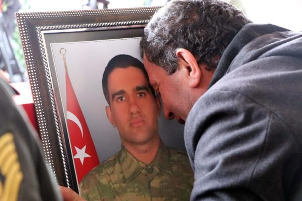 Türkiye İdlib şehitlerini uğurluyor 'ne olur beni bırakma oğlum' - Resim: 3