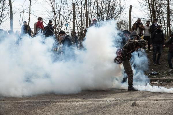 Yunan askerleri sınıra dayanan göçmenleri gaza boğuyor - Resim: 4
