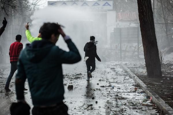 Yunan askerleri sınıra dayanan göçmenleri gaza boğuyor - Resim: 2