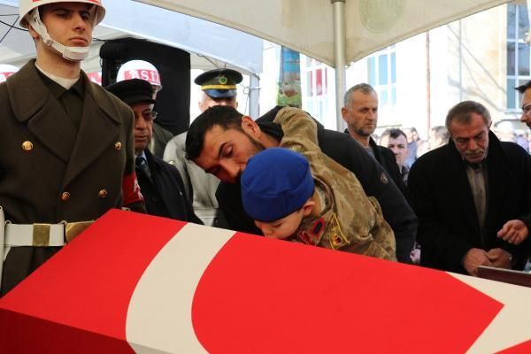 İdlib şehidini 20 bin kişi uğurladı dayısına asker selamı verdi - Resim: 3