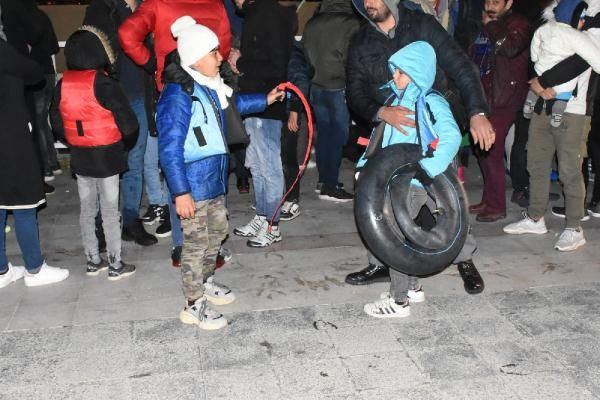 Yunan zulmü mültecilerin botlarının motorunu alıp denizin ortasında bıraktılar - Resim: 4