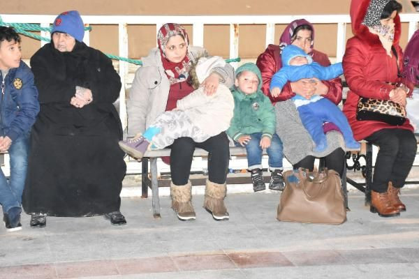 Yunan zulmü mültecilerin botlarının motorunu alıp denizin ortasında bıraktılar - Resim: 1