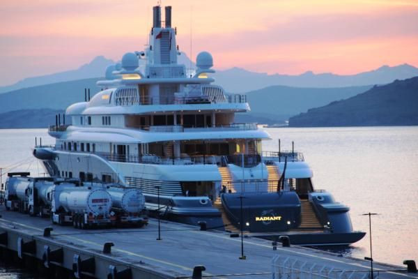 Dubai Şeyhi'nin ultralüks yatı Bodrum'da 2 milyon 200 bin liralık yakıt aldı - Resim: 3