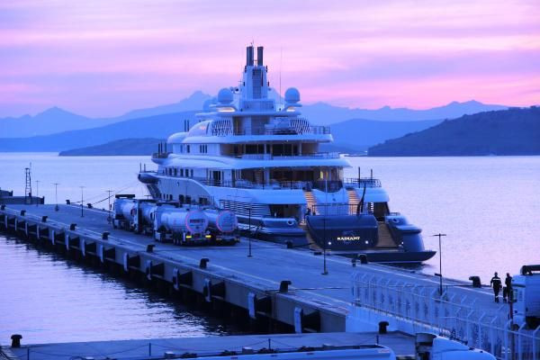 Dubai Şeyhi'nin ultralüks yatı Bodrum'da 2 milyon 200 bin liralık yakıt aldı - Resim: 4