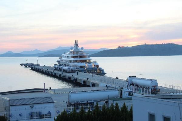 Dubai Şeyhi'nin ultralüks yatı Bodrum'da 2 milyon 200 bin liralık yakıt aldı - Resim: 1