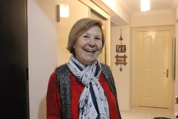 Koronavirüs nedeniyle sokağa çıkamayan yaşlı komşularının alışverişini yapıyor - Resim: 2