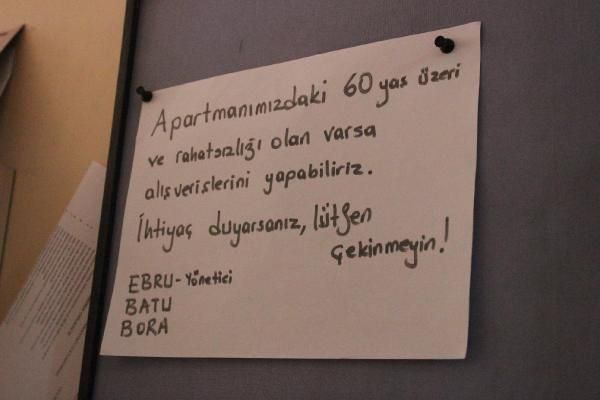 Koronavirüs nedeniyle sokağa çıkamayan yaşlı komşularının alışverişini yapıyor - Resim: 3