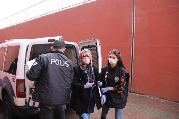 Her yere sıvı sürerken yakalandı! Korona sanıldı domuz büyüsü çıktı - Resim: 1