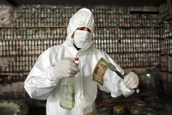 Koronavirüse karşı müzesindeki 4 ton parayı dezenfekte etti - Resim: 3