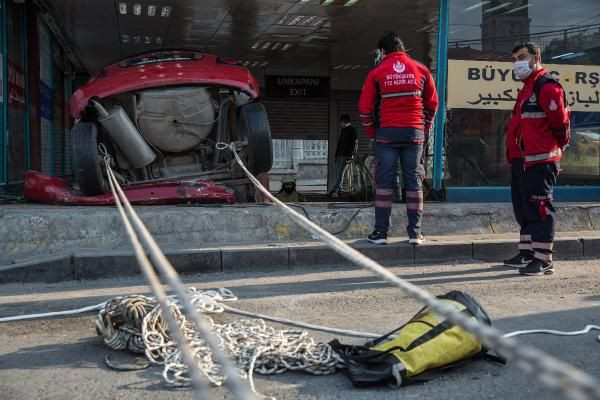 Akıl almaz kaza! İstanbul'da yeraltı çarşısına otomobil düştü - Resim: 1