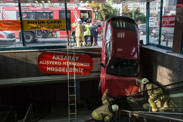 Akıl almaz kaza! İstanbul'da yeraltı çarşısına otomobil düştü - Resim: 3