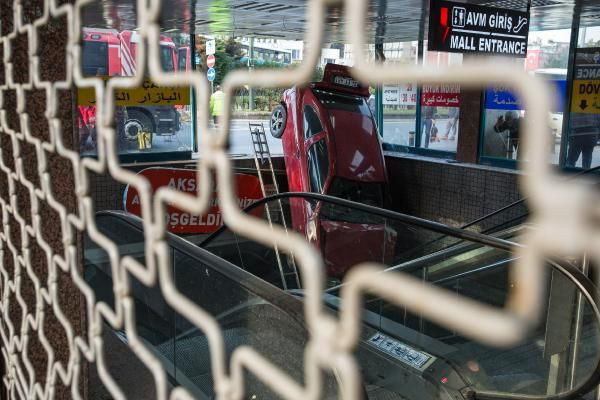 Akıl almaz kaza! İstanbul'da yeraltı çarşısına otomobil düştü - Resim: 4