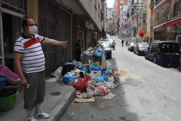 İzmir çöplüğe döndü! 'Her yer leş gibi çöp kokuyor, belediye 2 gündür çöpleri toplamıyor' - Resim: 1
