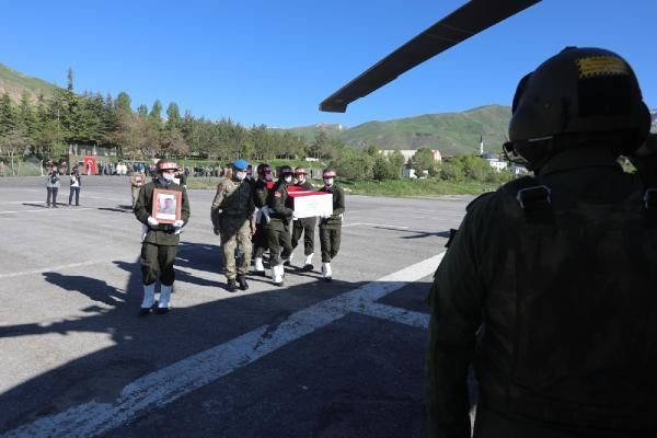 Hakkari'de şehit düşen 2 asker, törenle memleketlerine uğurlandı - Resim: 2