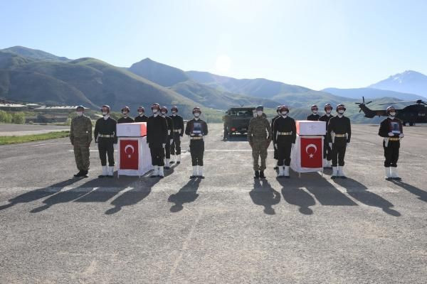 Hakkari'de şehit düşen 2 asker, törenle memleketlerine uğurlandı - Resim: 1