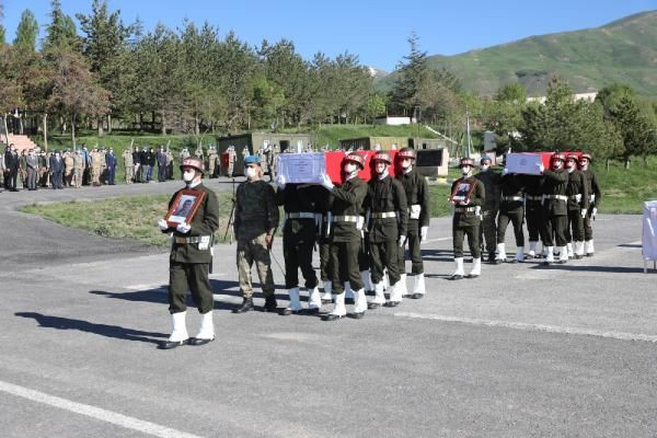 Hakkari'de şehit düşen 2 asker, törenle memleketlerine uğurlandı - Resim: 4