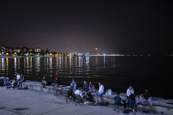 Koronavirüsü çok çabuk unuttuk! Ne maske ne sosyal mesafe kaldı - Resim: 3
