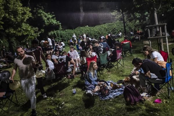Koronavirüsü çok çabuk unuttuk! Ne maske ne sosyal mesafe kaldı - Resim: 2