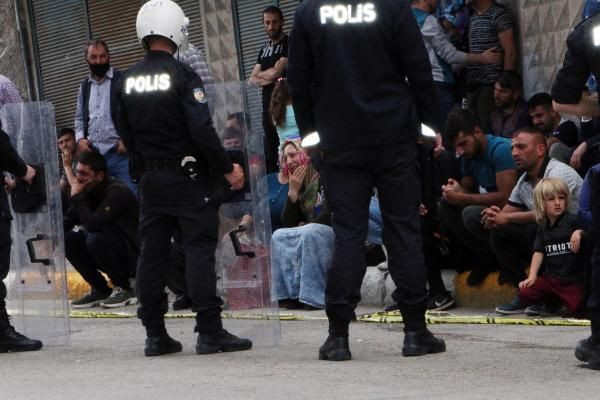 Bisikletiyle kamyon altında kaldı, yakınları fenalık geçirdi - Resim: 4