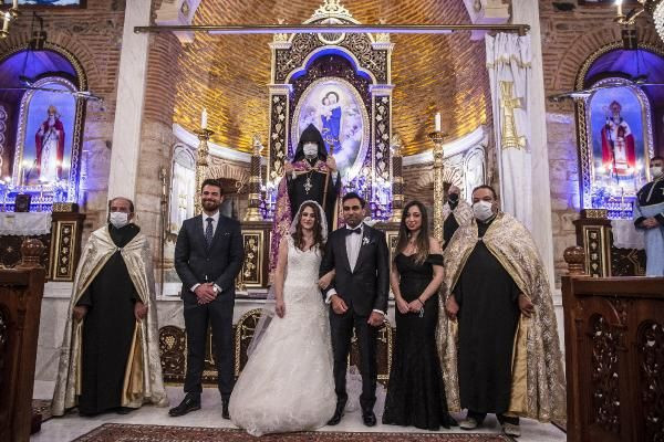 Sosyal mesafeli, maskeli ilk kilise düğünü gerçekleşti - Resim: 3