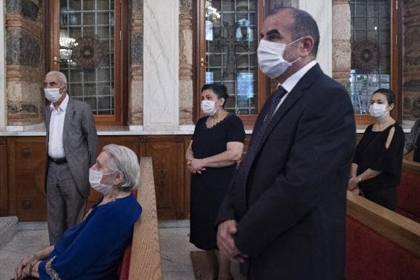 Sosyal mesafeli, maskeli ilk kilise düğünü gerçekleşti - Resim: 1