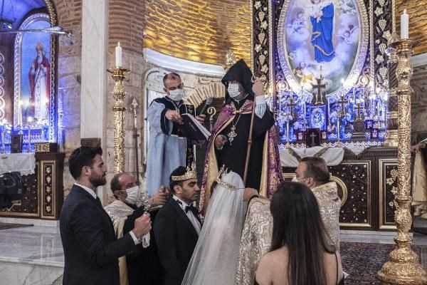 Sosyal mesafeli, maskeli ilk kilise düğünü gerçekleşti - Resim: 4