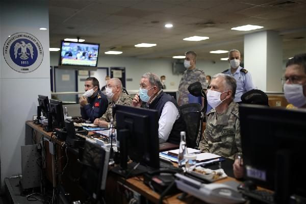 Hulusi Akar'ı hiç böyle görmemiştiniz! Pençe-Kartal Operasyonu başladı - Resim: 1