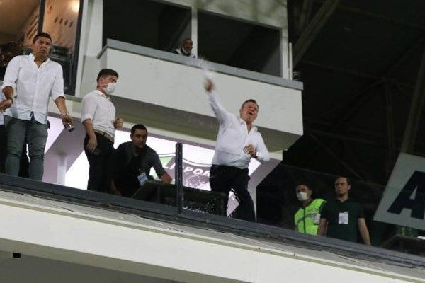 Denizlispor başkanı Ali Çetin su şişesi fırlattı korumalarıyla taraftara saldırdı - Resim: 3