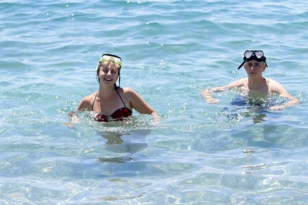 Konyaaltı Sahili'nde denizde dalış yaparken tabanca buldu - Resim: 1