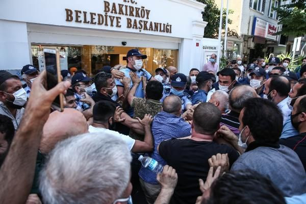 Bakırköy Belediyesi önünde pazarcılar kapanan semt pazarı için eylem yaptı - Resim: 1
