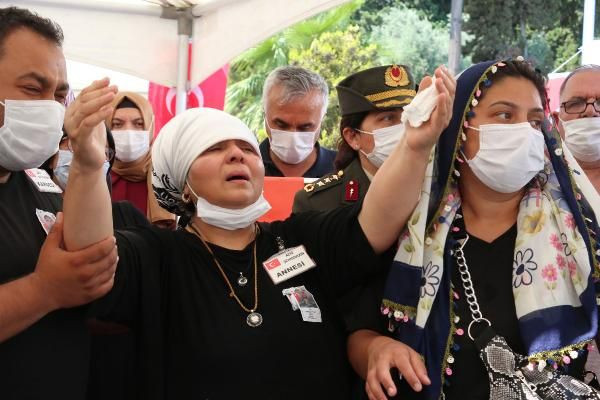 Şehit oğlunu asker selamıyla uğurladı gözyaşları sel oldu - Resim: 3