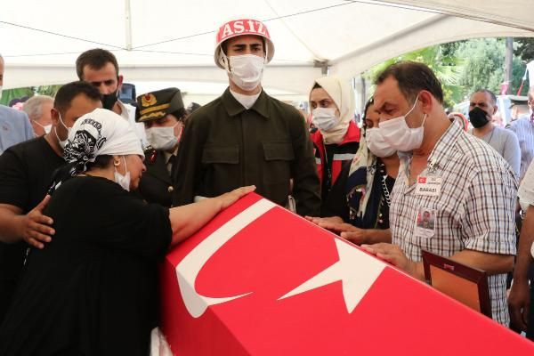 Şehit oğlunu asker selamıyla uğurladı gözyaşları sel oldu - Resim: 4