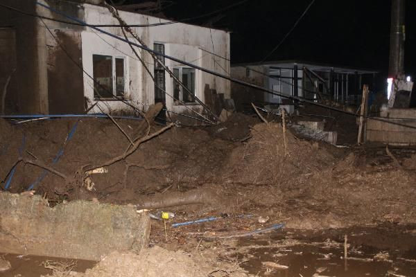 Rize'de heyelan; 2 binadaki 30 kişi tahliye edildi - Resim: 1