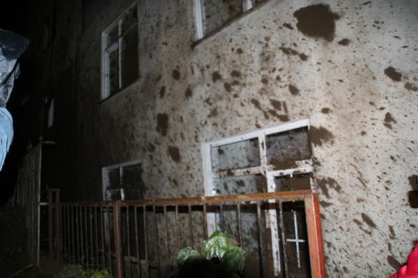 Rize'de heyelan; 2 binadaki 30 kişi tahliye edildi - Resim: 4