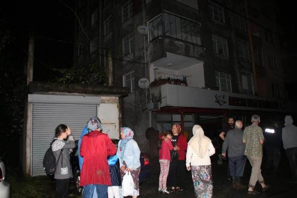 Rize'de heyelan; 2 binadaki 30 kişi tahliye edildi - Resim: 2
