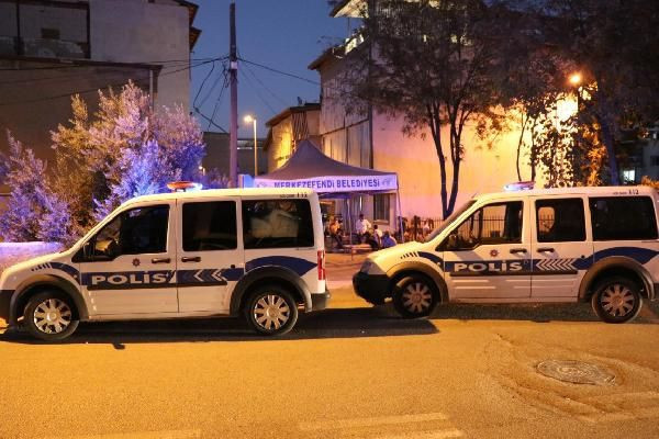 Denizli'de koronavirüsten ölen kişinin evinin önünde pes dedirten olay - Resim: 1