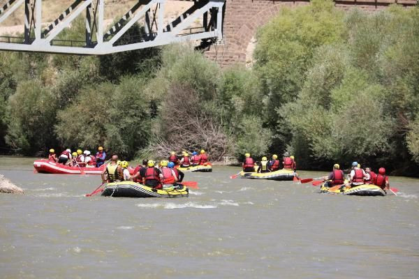 Binali Yıldırım memleketinde rafting yaptı, nehirde yüzdü - Resim: 3