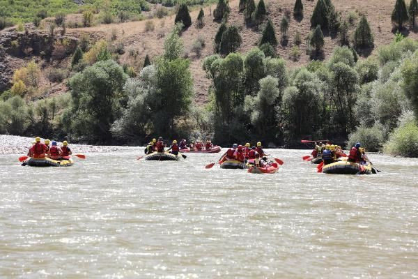 Binali Yıldırım memleketinde rafting yaptı, nehirde yüzdü - Resim: 1