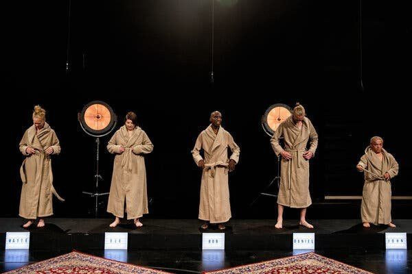 Danimarka'da çocuk kanalında rezalet yetişkinler çocukların önünde soyundu - Resim: 1