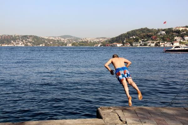 İstanbul kavruluyor! Sıcaklık 35 dereceye çıktı soluğu Boğaz'da aldılar - Resim: 1