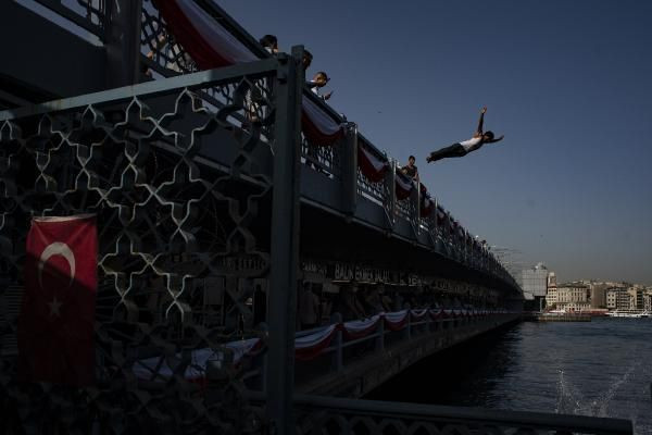 İstanbul kavruluyor! Sıcaklık 35 dereceye çıktı soluğu Boğaz'da aldılar - Resim: 2