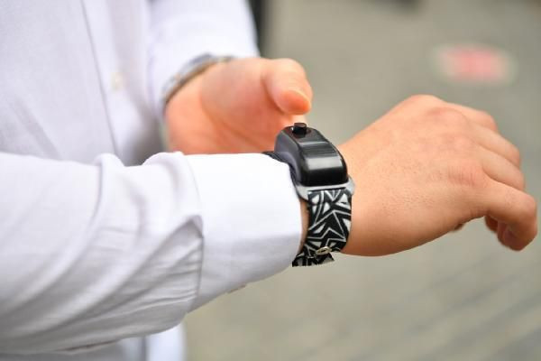 Kovid-19 ile mücadelede dezenfektanlar kola takıldı! 25 kez sıkılıyor 1 gün kullanıyor - Resim: 1