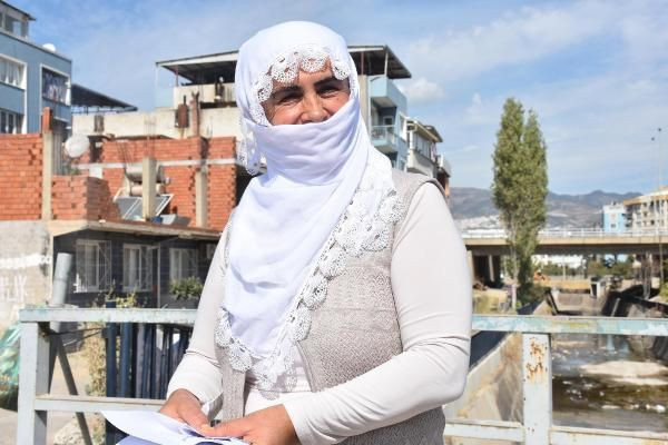 İzmir'de halk isyan etti: Kokudan pencere açamıyoruz - Resim: 1