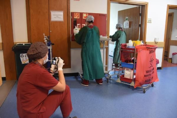 Korona servisinde çalışan doktor, sağlık çalışanlarının mücadelesini kare kare fotoğrafladı - Resim: 2