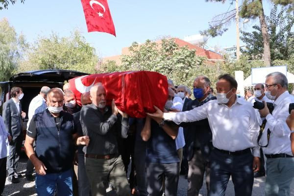 Bekir Coşkun Şanlıurfa'da son yolculuğuna uğurlandı! Cenazede o detay dikkat çekti - Resim: 1