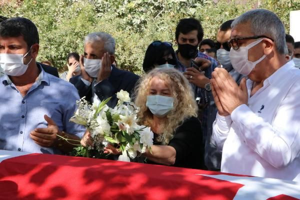 Bekir Coşkun Şanlıurfa'da son yolculuğuna uğurlandı! Cenazede o detay dikkat çekti - Resim: 4