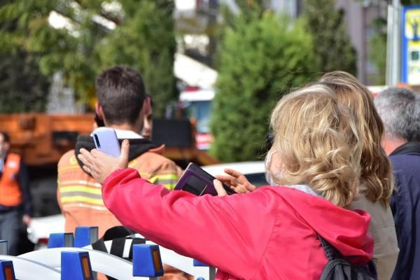 İzmir'de fotoğraf çekmek için enkazlara koştular! Her felakette aynı manzara - Resim: 4