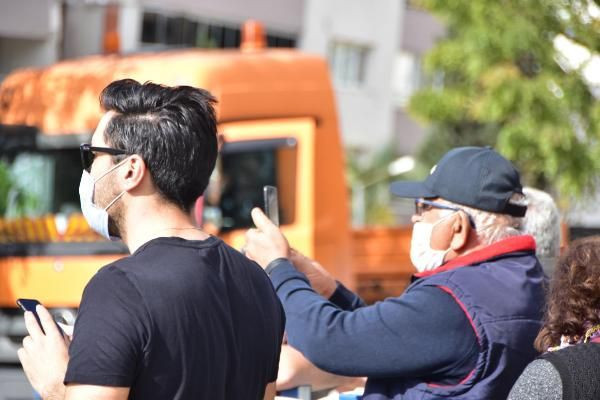 İzmir'de fotoğraf çekmek için enkazlara koştular! Her felakette aynı manzara - Resim: 2