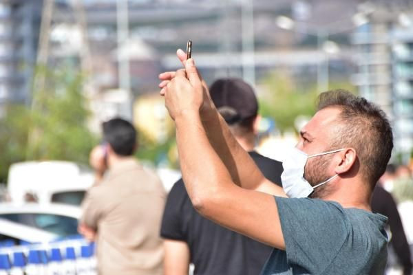 İzmir'de fotoğraf çekmek için enkazlara koştular! Her felakette aynı manzara - Resim: 1